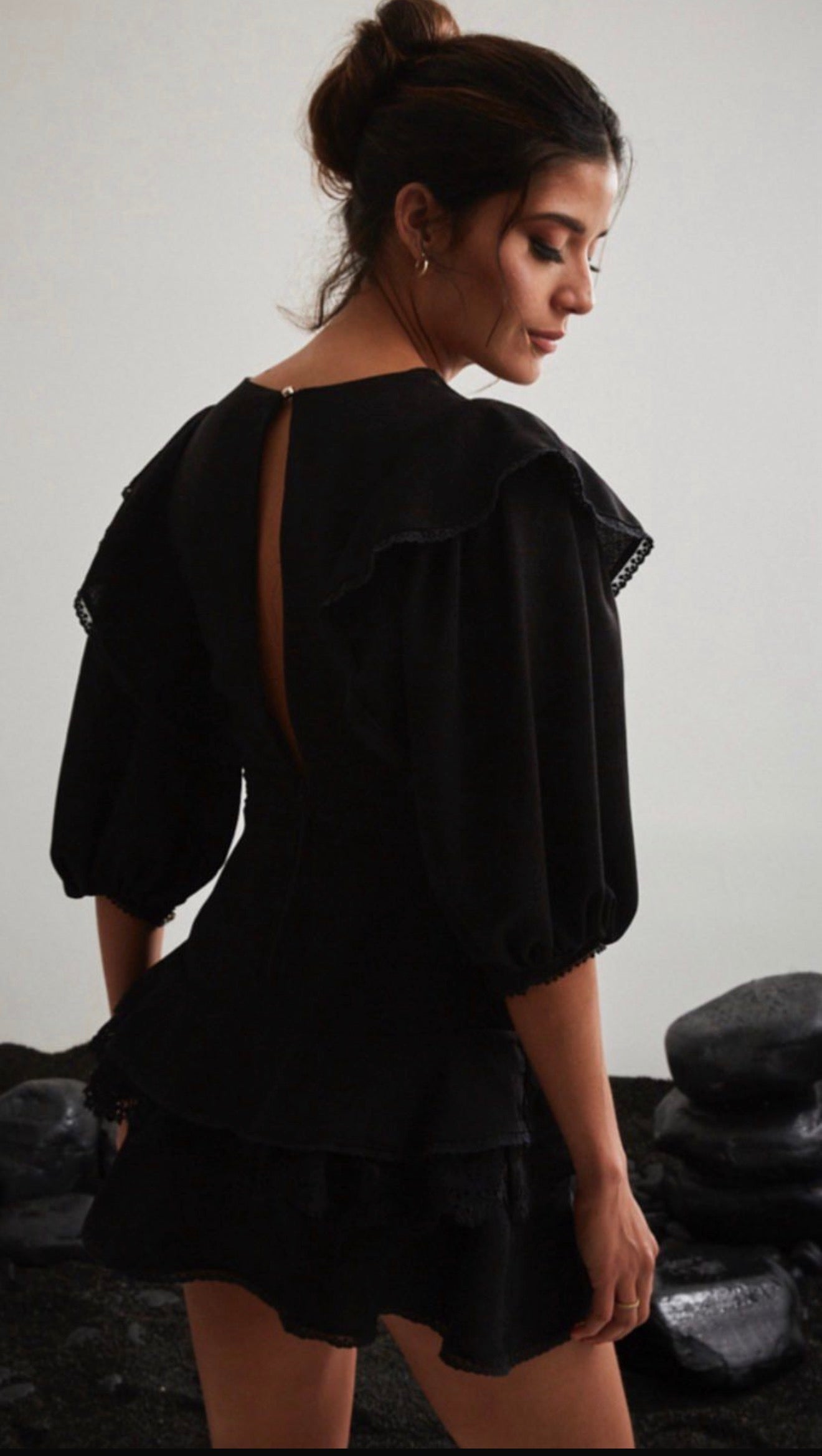 VESTIDO CURTO BABADOS