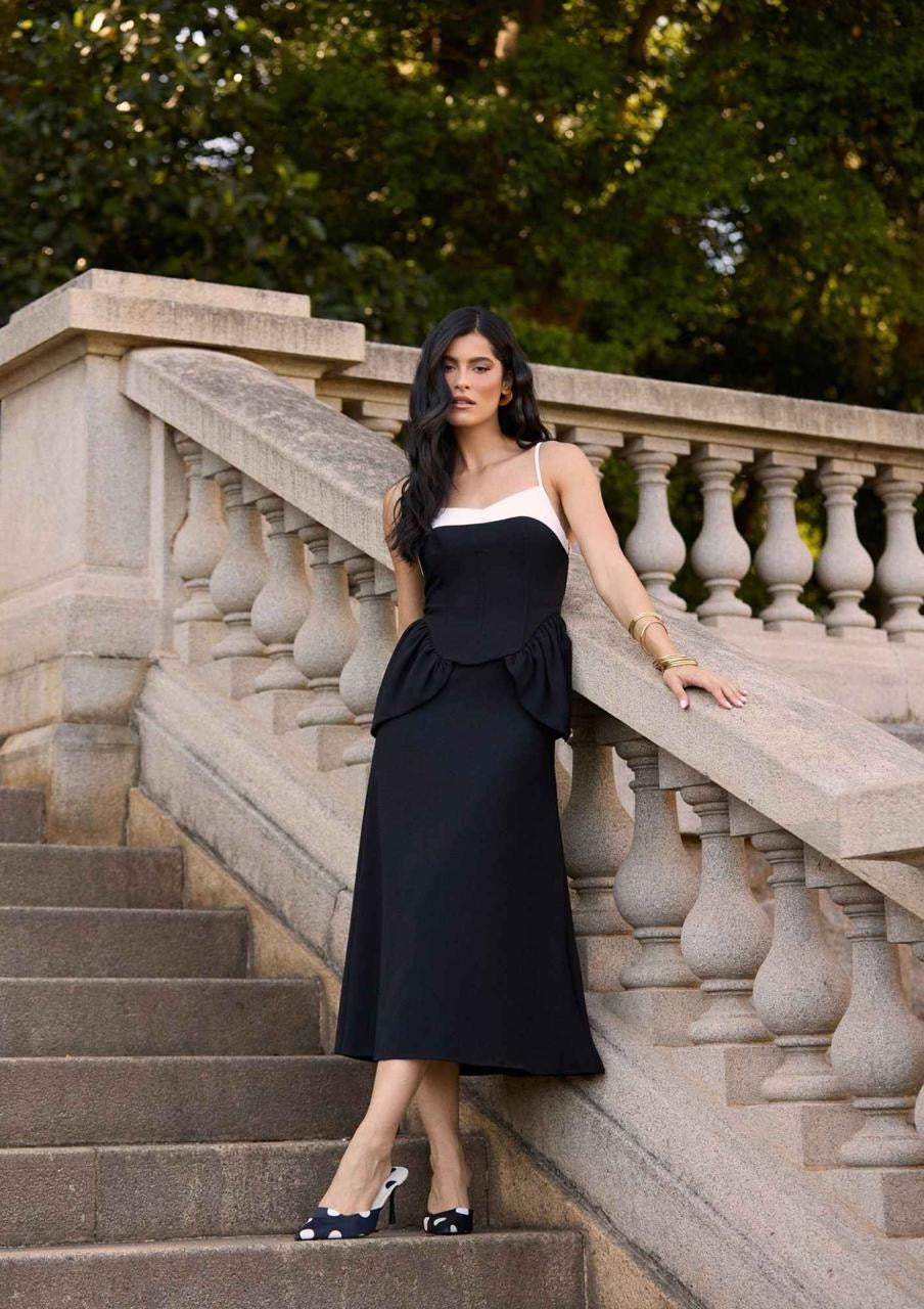 VESTIDO COM AMARRAÇÃO NAS COSTAS