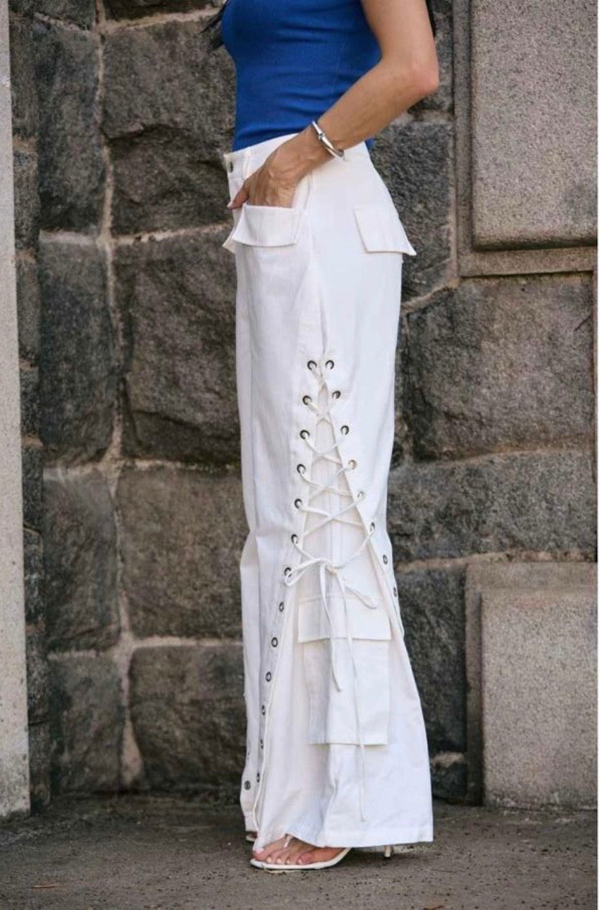CALÇA FLARE COM ILHÓS