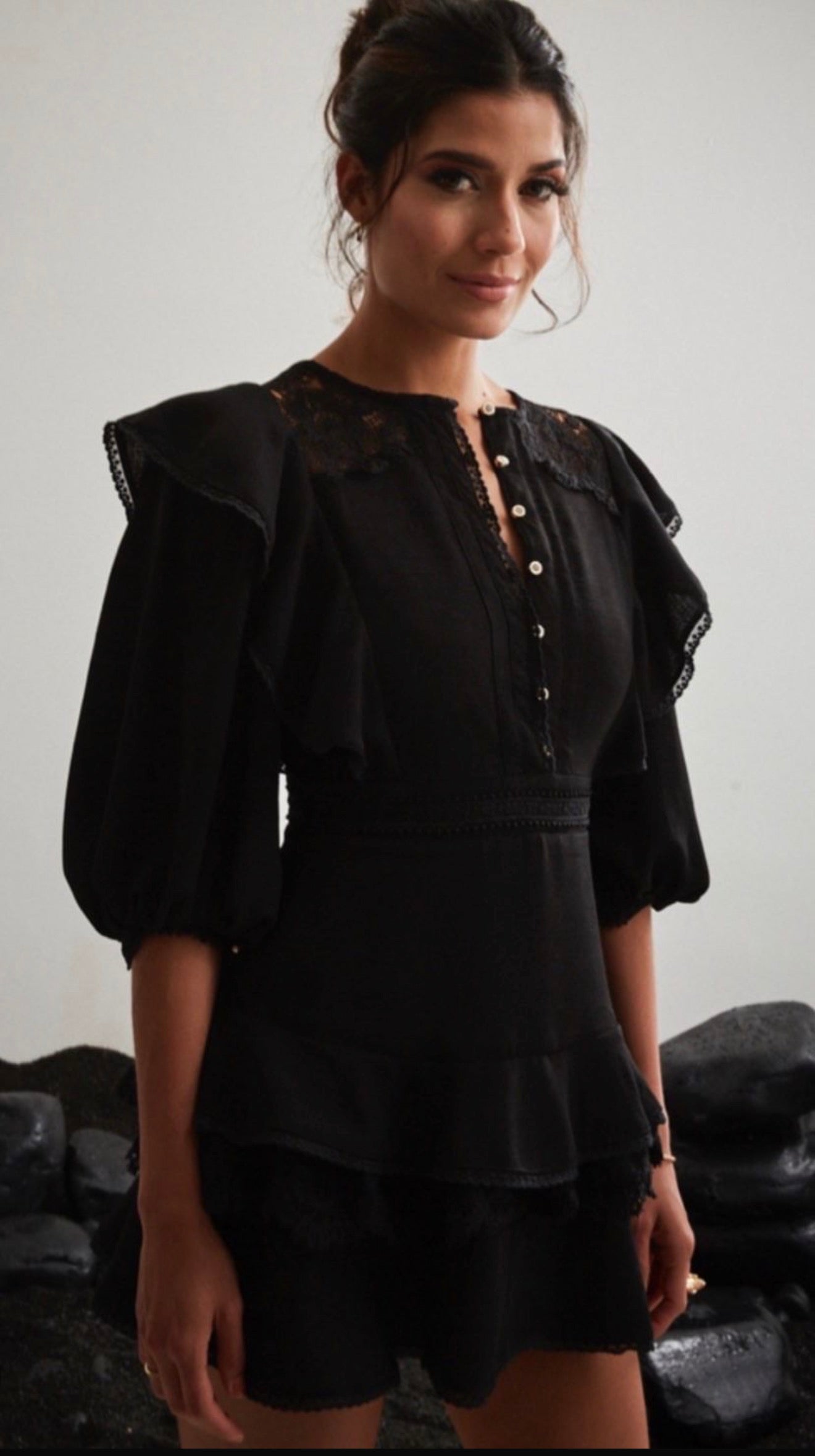 VESTIDO CURTO BABADOS