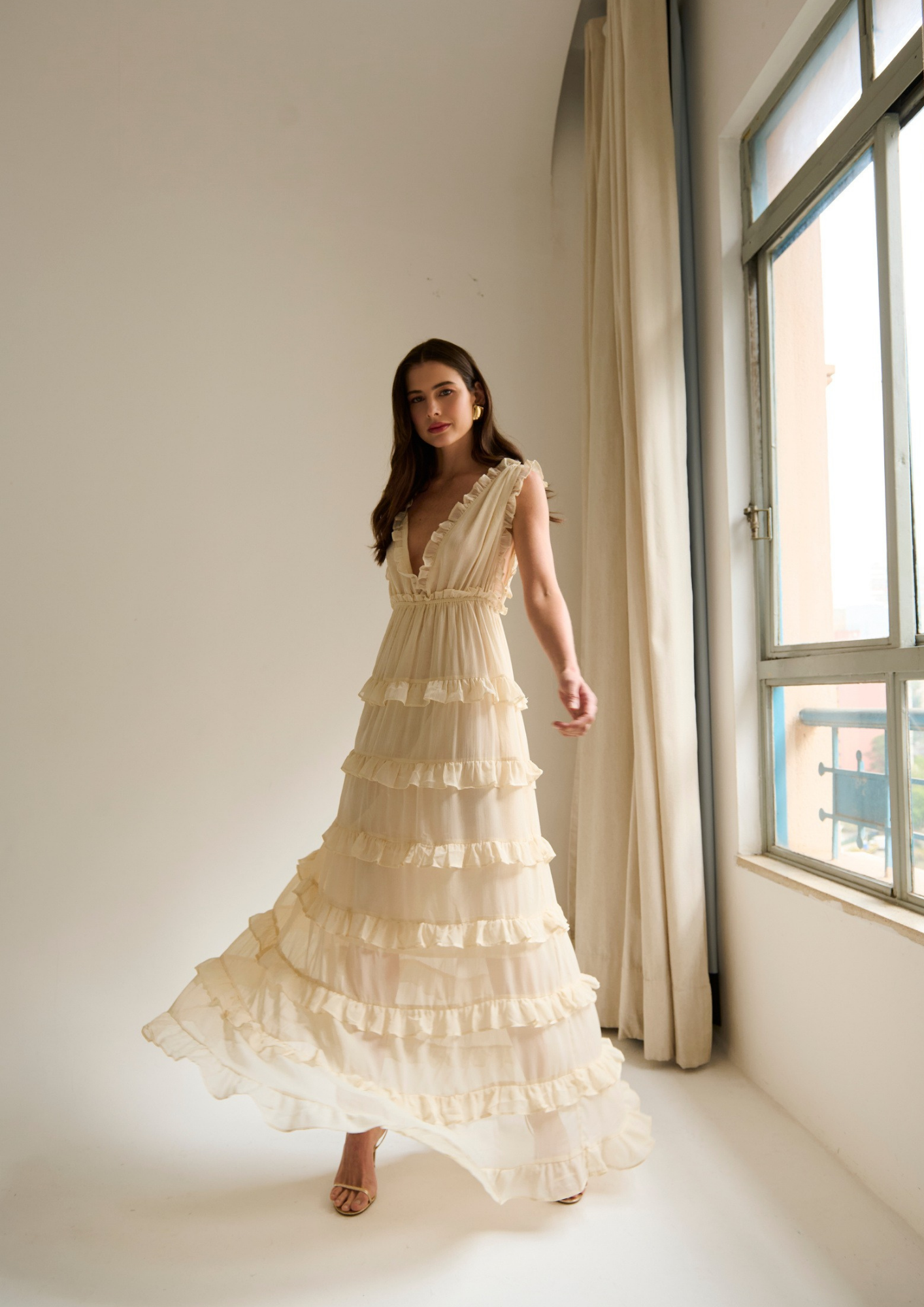 VESTIDO DECOTE V COM BABADOS